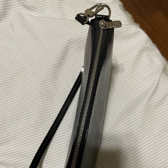 Louis Vuitton Black Shoulder Bag - Picture 3 of 7